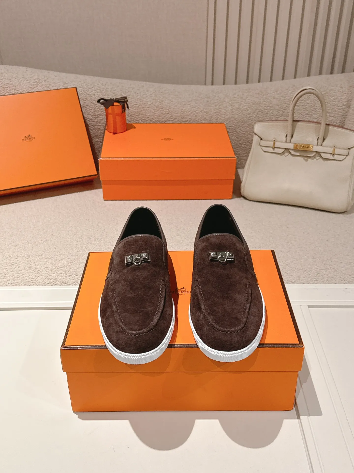 Men's Men's Shoes 600💰 Hermes# Couple Studded Loafers Calfskin and suede goatskin lace-up free sneakers with signature "H" detail. The design is simple and smooth, creating a fashionable urban look. It is comfortable and versatile. H family classics are not outdated, and the delivery counter is exquisitely packaged🛍📦 Fabric: Original customized imported first-layer cowhide/cow down Lining: Imported soft sheepskin Sole: Original open-molded anti-slip TPU material Size: 35-45